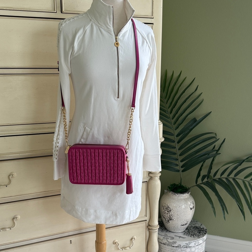 SIGNATURE BRAXTON BAKER JET SET CHARM MEDIUM CAMERA CROSSBODY